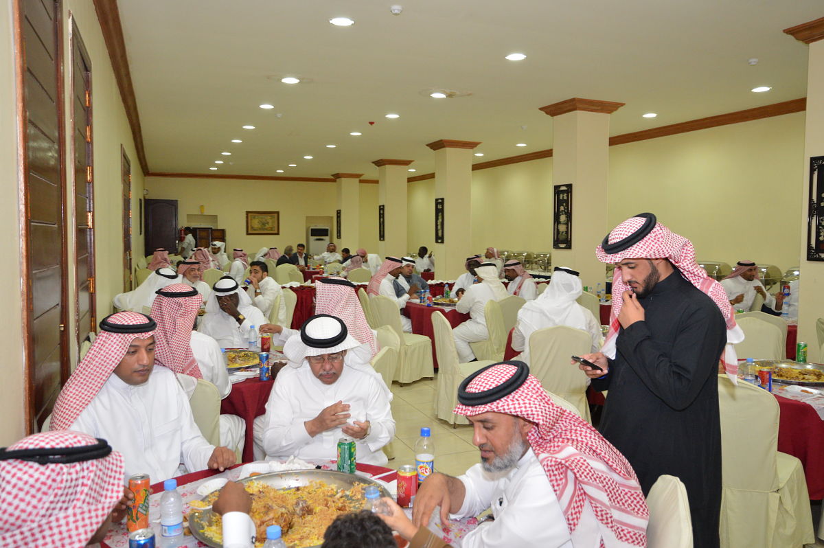 saudi wedding guests eating kabsa